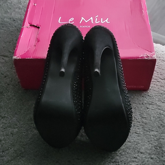 Shoes - Picture 2 of 4